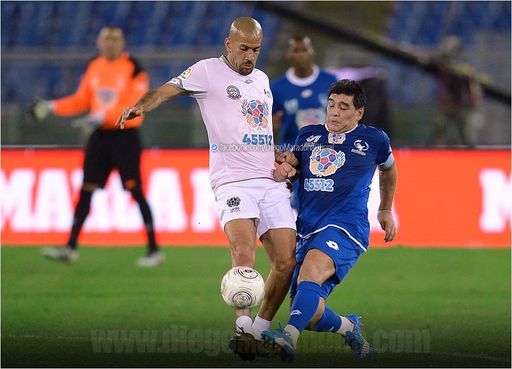 Diego Maradona şi Juan Sebastian Veron s-au certat la pauza unui meci de binefacere