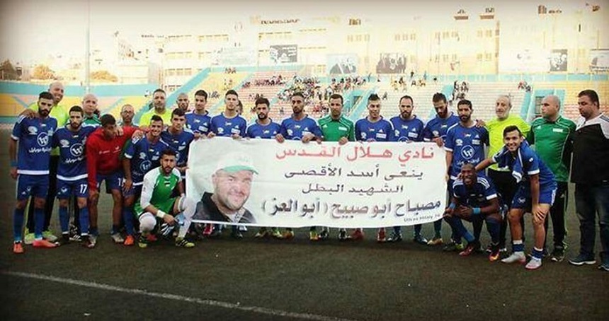 Antrenorul unei echipe palestiniene din Ierusalim, arestat după ce el şi jucătorii săi s-au fotografiat cu un banner prin care era onorat autorul unui atac armat