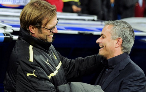 Liverpool şi Manchester United au remizat, scor 0-0, în campionatul Angliei. Înainte de startul jocului pe teren a intrat o pisică neagră - VIDEO