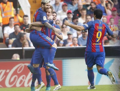 FC Barcelona a învins Valencia datorită unui gol din penalti în minutul 90+4; Iniesta s-a accidentat grav la genunchi
