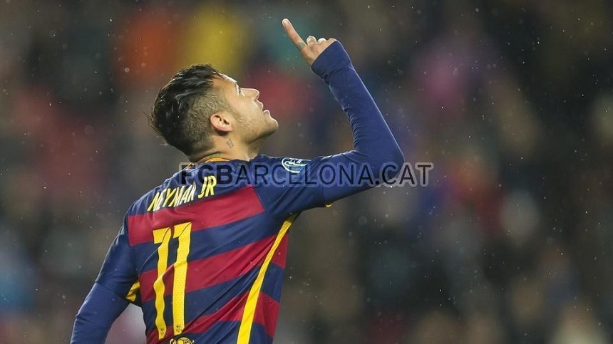 Neymar a fost lovit în cap de o sticlă de plastic aruncată din tribună, la meciul cu Valencia