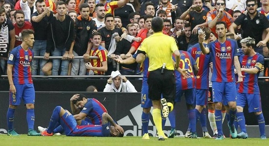 Valencia a fost amendată cu 1.500 de euro pentru sticla de plastic aruncată din tribună şi care l-a lovit pe Neymar. Jucătorii FC Barcelona, criticaţi de comisia RFEF pentru reacţia pe care au avut-o