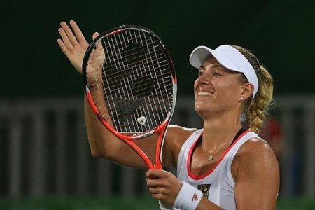 Liderul mondial Angelique Kerber a învins-o pe deţinătoarea trofeului, Radwanska, în semifinalele Turneului Campioanelor