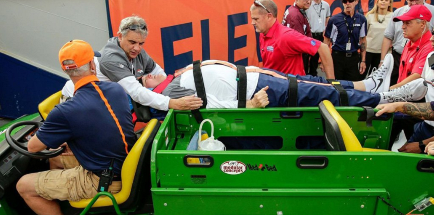 Un antrenor al echipei Denver Broncos a ajuns la spital după ce a fost doborât din greşeală de un jucător