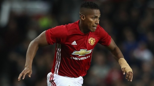 Antonio Valencia va fi indisponibil şase săptămâni după fractura la braţ suferită în Cupa Ligii Angliei