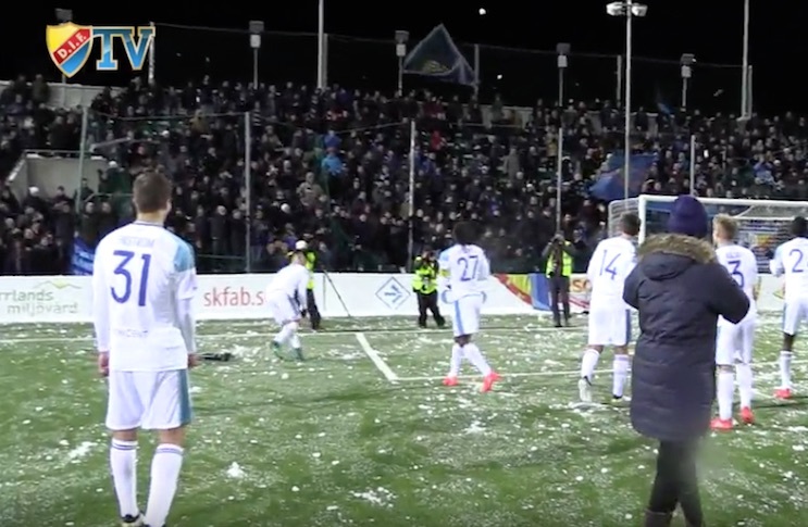Jucătorii echipei Djurgarden au sărbătorit finalul sezonului cu o bătaie cu bulgări de zăpadă cu fanii - VIDEO