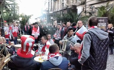 Suporterii polonezi au petrecut la terasele din Centrul Vechi înaintea meciului cu România. FOTO, VIDEO