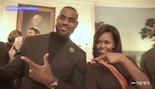 INEDIT: Jucătorii echipei de baschet Cleveland Cavaliers şi Michelle Obama, protagoniştii unui "Mannequin Challenge" la Casa Albă. VIDEO