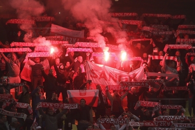 România învinsă de Polonia, scor 3-0, în preliminariile CM-2018. Partida a fost întreruptă în prima repriză, după ce fanii rapidişti au aruncat torţe în teren. Lewandowski s-a prăbuşit pe teren după ce o petardă a căzut lângă el - FOTO