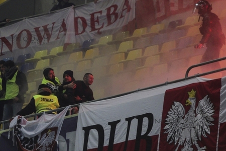 Incidente între fanii dinamovişti şi suporterii polonezi la meciul România-Polonia