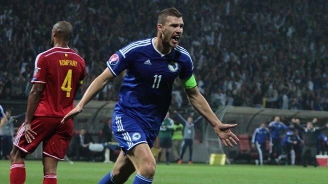 Bosniacul Edin Dzeko a fost eliminat în meciul cu Grecia pentru că i-a dat şortul jos unui adversar - VIDEO