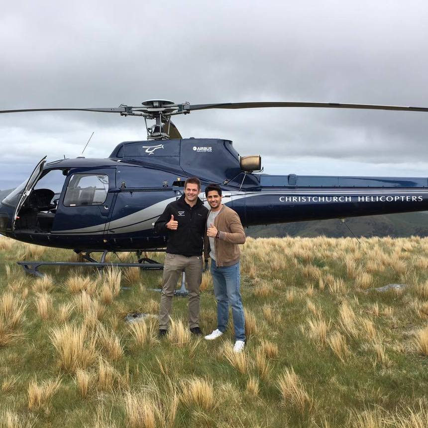 Fostul căpitan All Blacks, Richie McCaw, pilot de elicopter pentru a ajuta victimele cutremurului din Noua Zeelandă