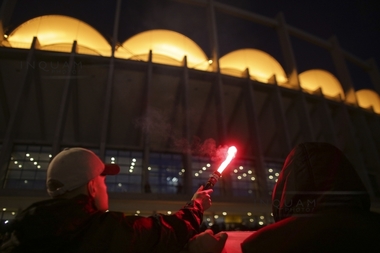 Sicriul cu trupul neînsufleţit al lui Prodan, purtat de foşti internaţionali la ieşirea din Tribuna Oficială a Arenei Naţionale. Fanii au scandat: "Te vom iubi mereu"