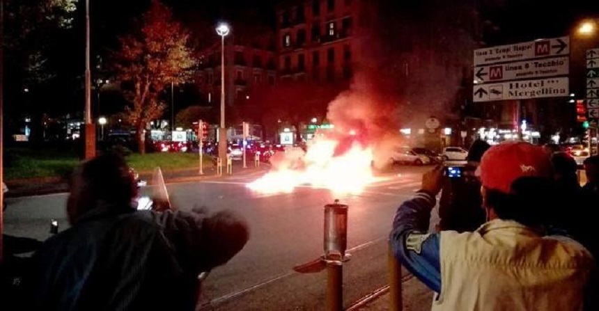 Incidente la Napoli înaintea meciului cu Dinamo Kiev: fanii au aruncat cu sticle şi pietre, un taxi a fost incendiat