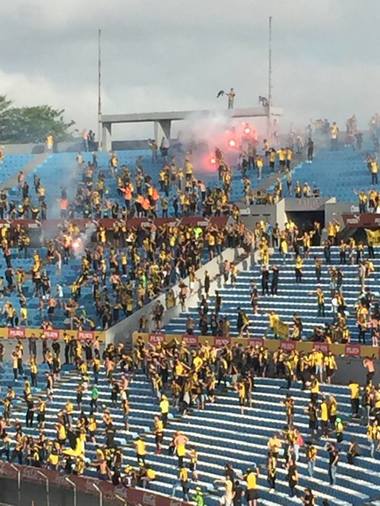 Derbiul oraşului Montevideo, Penarol - Nacional, anulat din cauza incidentelor provocate de suporteri
