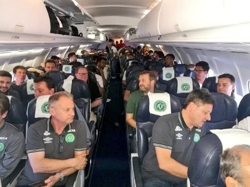 Mii de fani au adus un ultim omagiu jucătorilor de la Chapecoense pe o ploaie torenţială
