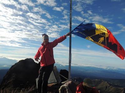 Alpinista de 13 ani Dor Geta Popescu a stabilit un nou record mondial, după ce a urcat pe Vârful Giluwe, cel mai înalt vulcan din Pacific