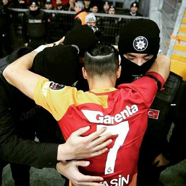 Un jucător de la Galatasaray Istanbul a îmbrăţişat trei poliţişti după marcarea unui gol. VIDEO