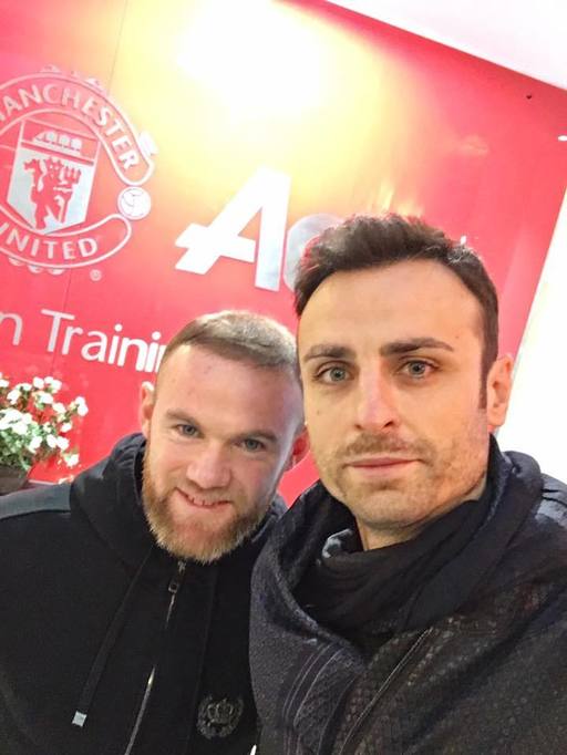 Berbatov ar putea reveni pe teren, după ce s-a antrenat cu foştii coechipieri de la Manchester United