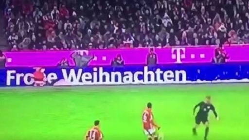 Moment amuzant la meciul Bayern Munchen - RB Leipzig: Alcantara a vrut să îi paseze lui "Moş Crăciun" - VIDEO