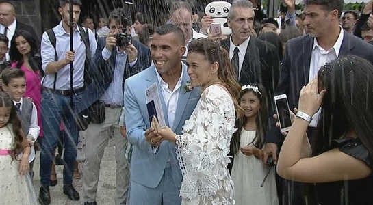 Carlos Tevez şi Vanesa Mansilla s-au căsătorit la San Isidro. Fotbalistul şi partenera sa au trei copii