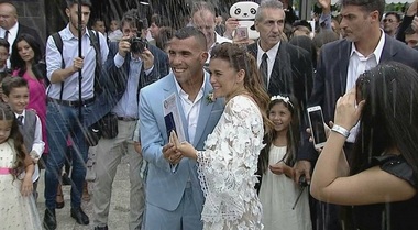 Casa din San Isidro a lui Carlos Tevez a fost spartă de hoţi în timp ce fotbalistul îşi sărbătorea căsătoria în Uruguay