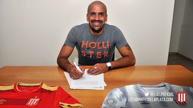 Mijlocaşul Juan Sebastian Veron şi-a anunţat revenirea pe teren la vârsta de 41 de ani