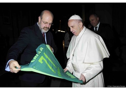 Papa Francisc a primit tricoul echipei Chapecoense cu numărul 71