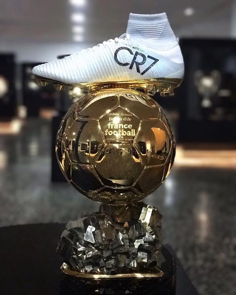 Cristiano Ronaldo a prezentat Balonul de Aur înaintea meciului cu Granada