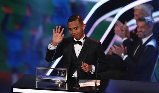 Mohd Faiz Subri, după ce şi-a căutat discursul pe telefon la gala de la Zurich: Sunt foarte emoţionat, noroc că l-am găsit. FIFA: A meritat aşteptarea