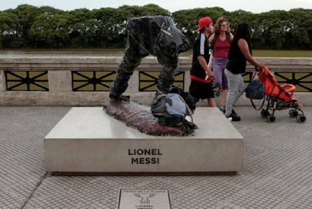 Statuia din Buenos Aires a lui Messi a fost vandalizată; din sculptura inaugurată anul trecut a rămas doar jumătate