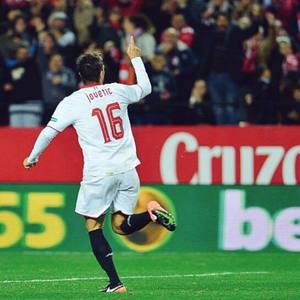 Real Madrid a fost învinsă de FC Sevilla, scor 2-1, şi s-a oprit la 40 de meciuri consecutive fără eşec