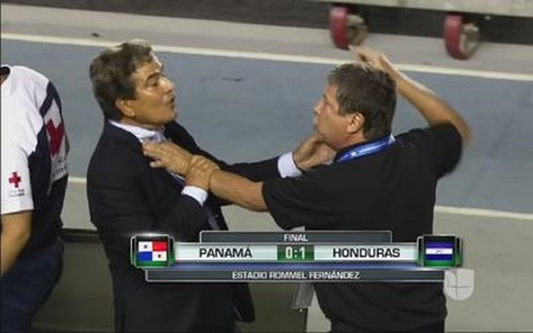 Selecţionerii echipelor din Honduras şi Panama s-au încăierat la finalul unui meci din Cupa Americii Centrale - VIDEO