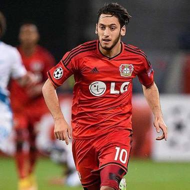 Hakan Calhanoglu, suspendat patru luni de TAS, refuză să-şi primească salariul de la Bayer în această perioadă