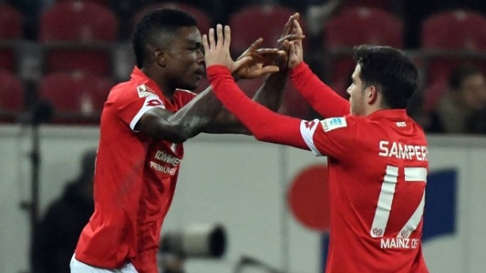 FSV Mainz a obţinut prima victorie după patru meciuri în Bundesliga, scor 2-0 cu Augsburg