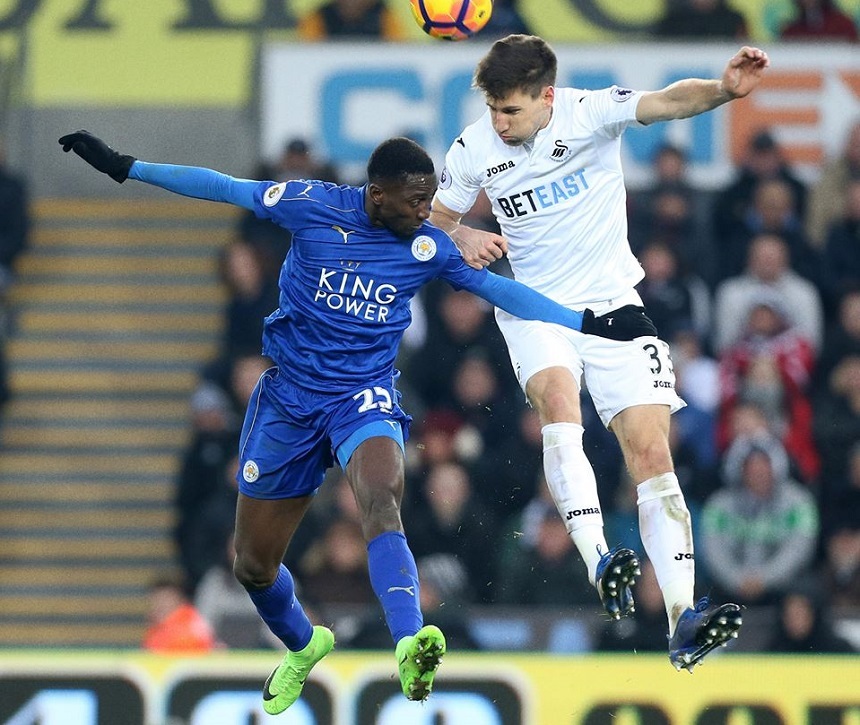 Leicester City a fost învinsă de Swansea, scor 2-0, şi se află la un punct de prima echipă de pe loc retrogradabil