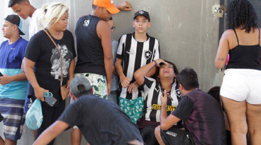 Suporteri împuşcaţi în faţa stadionului echipei Botafogo, înaintea meciului cu Flamengo. Un fan a decedat