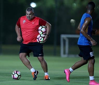 Victorie pentru Cosmin Olăroiu în Liga Campionilor Asiei: Al Ahli - Esteghlal Teheran, scor 2-1