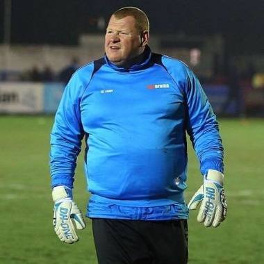 Investigaţie în Anglia, după ce portarul de rezervă al echipei Sutton a mâncat o plăcintă în timpul meciului - VIDEO