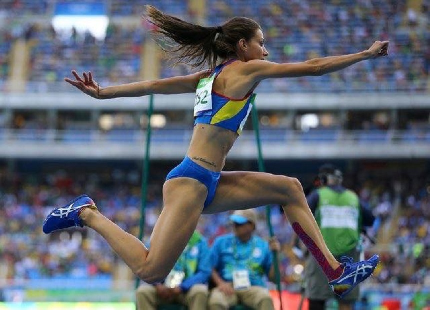 Elena Andreea Panţuroiu şi Cristina Bujin, medaliate cu argint şi cu bronz la triplusalt, la Campionatele Balcanice în sală