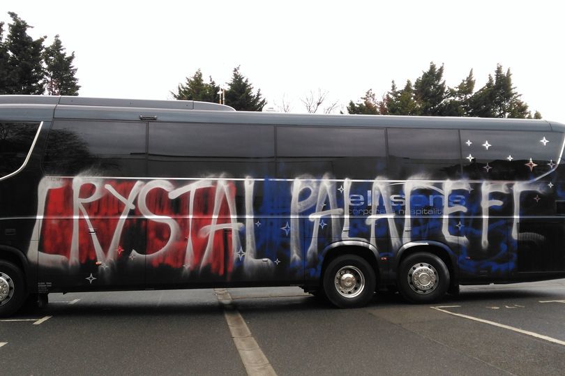 Fanii formaţiei Crystal Palace au vandalizat din greşeală autocarul echipei favorite