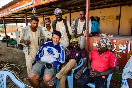 REPORTAJ: Un visător pe bicicletă - povestea tânărului care străbate Africa pe două roţi