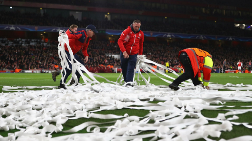 Meciul Arsenal - Bayern întrerupt pentru scurt timp, fanii oaspeţilor aruncând cu role de hârtie pe teren în semn de protest faţă de preţurile biletelor