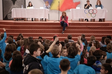 Laura Badea, Viorica Susanu şi Valeria Răcilă promovează cursele de alergare stradală în şcolile din Bucureşti