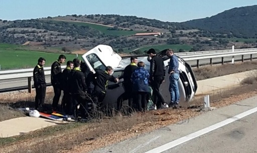 O echipă spaniolă nu a fost lăsată să facă încălzirea înaintea unui meci, deoarece a întârziat oprindu-se pe drum ca să ajute victimele unui accident