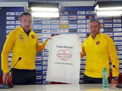 Tricouri personalizate şi mesaje în sprijinul Fundaţiei Mihai Neşu, la derbiul FCSB-Dinamo