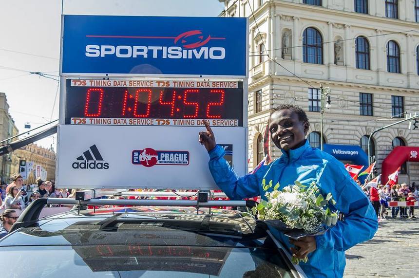 Joyciline Jepkosgei a stabilit un record mondial la semimaraton