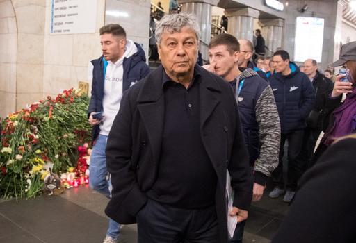 Mircea Lucescu şi jucătorii săi au călătorit cu metroul din Sankt Petersburg şi au depus flori în memoria victimelor atacului de luni - FOTO, VIDEO
