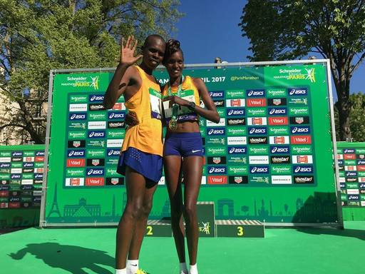 Paul Lonyangata şi Purity Rionoripo, soţ şi soţie, au câştigat maratonul de la Paris