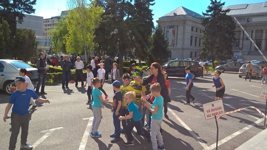 Zeci de copii de la CSM Ploieşti s-au antrenat în faţa Palatului Administrativ, pentru a atrage atenţia asupra subfinanţării clubului sportiv - FOTO/VIDEO